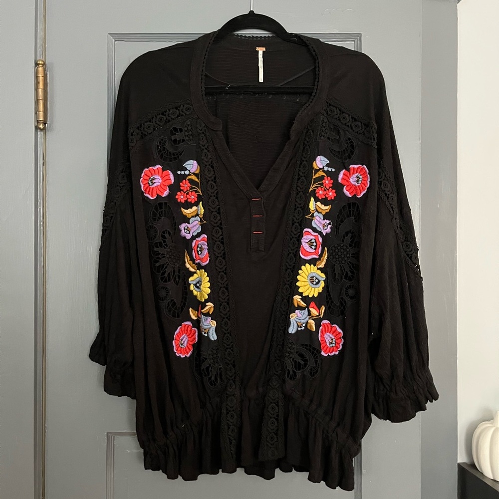 Free People blouse! Gorgeous embroidery! Balloon sleeves With Lace!